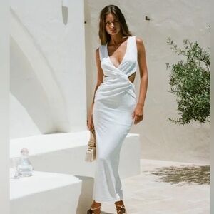 Beautiful white Sabo Skirt dress. Double lined and cinches the waist